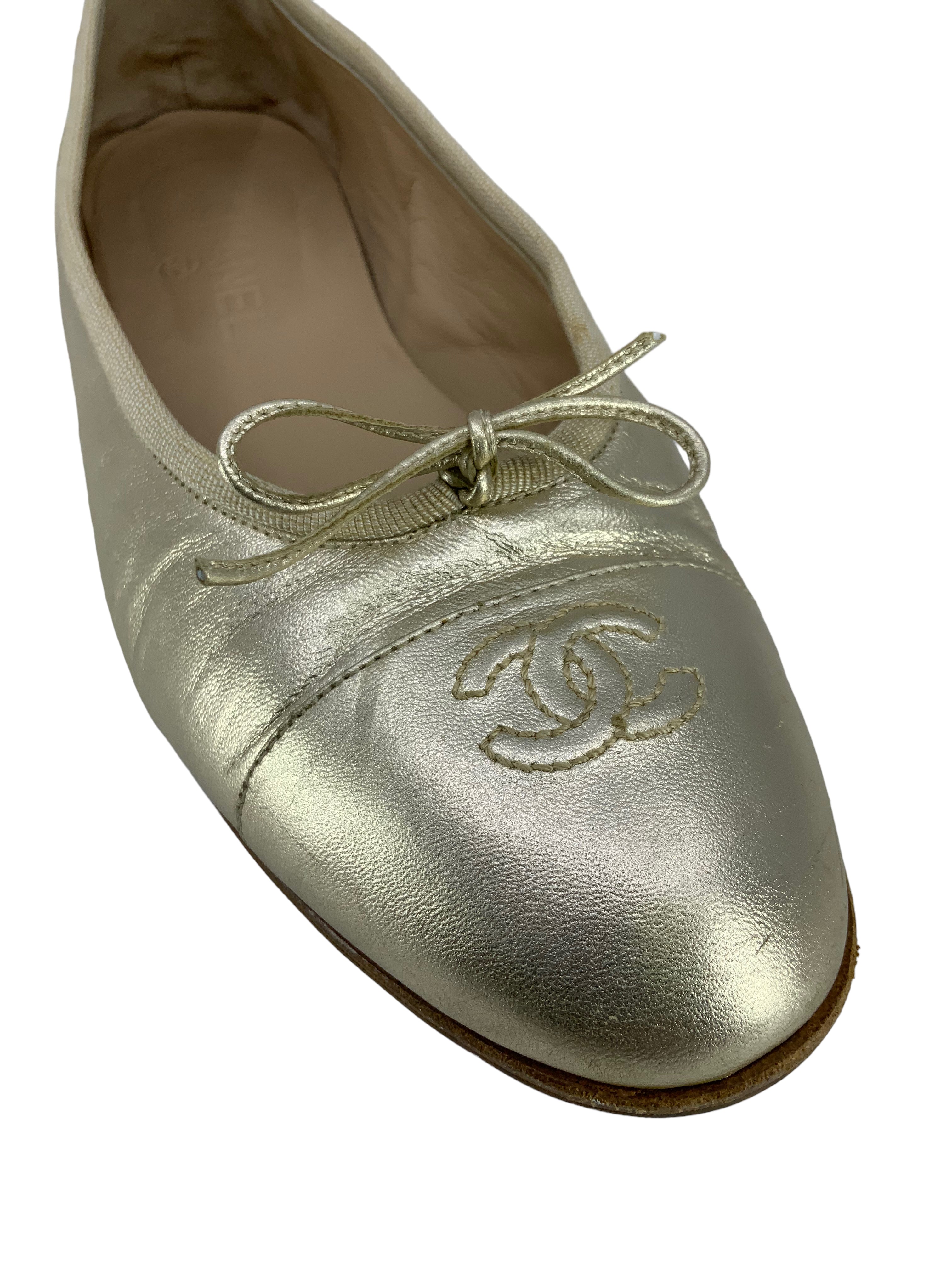 Chanel ballet flats with CC logo, cap toe, lambskin leather, size 10.5s