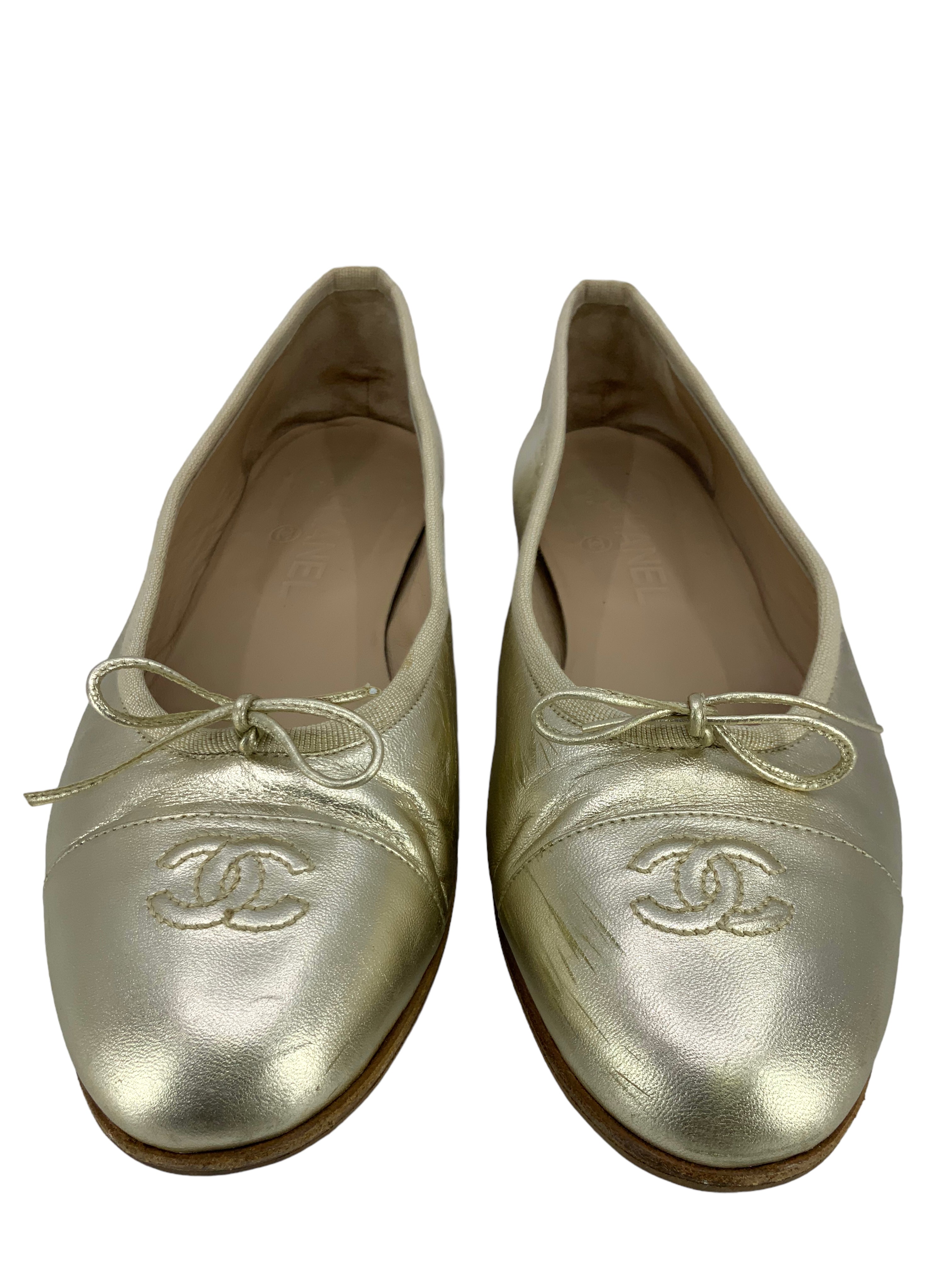 Chanel ballet flats with CC logo, cap toe, lambskin leather, size 10.5s