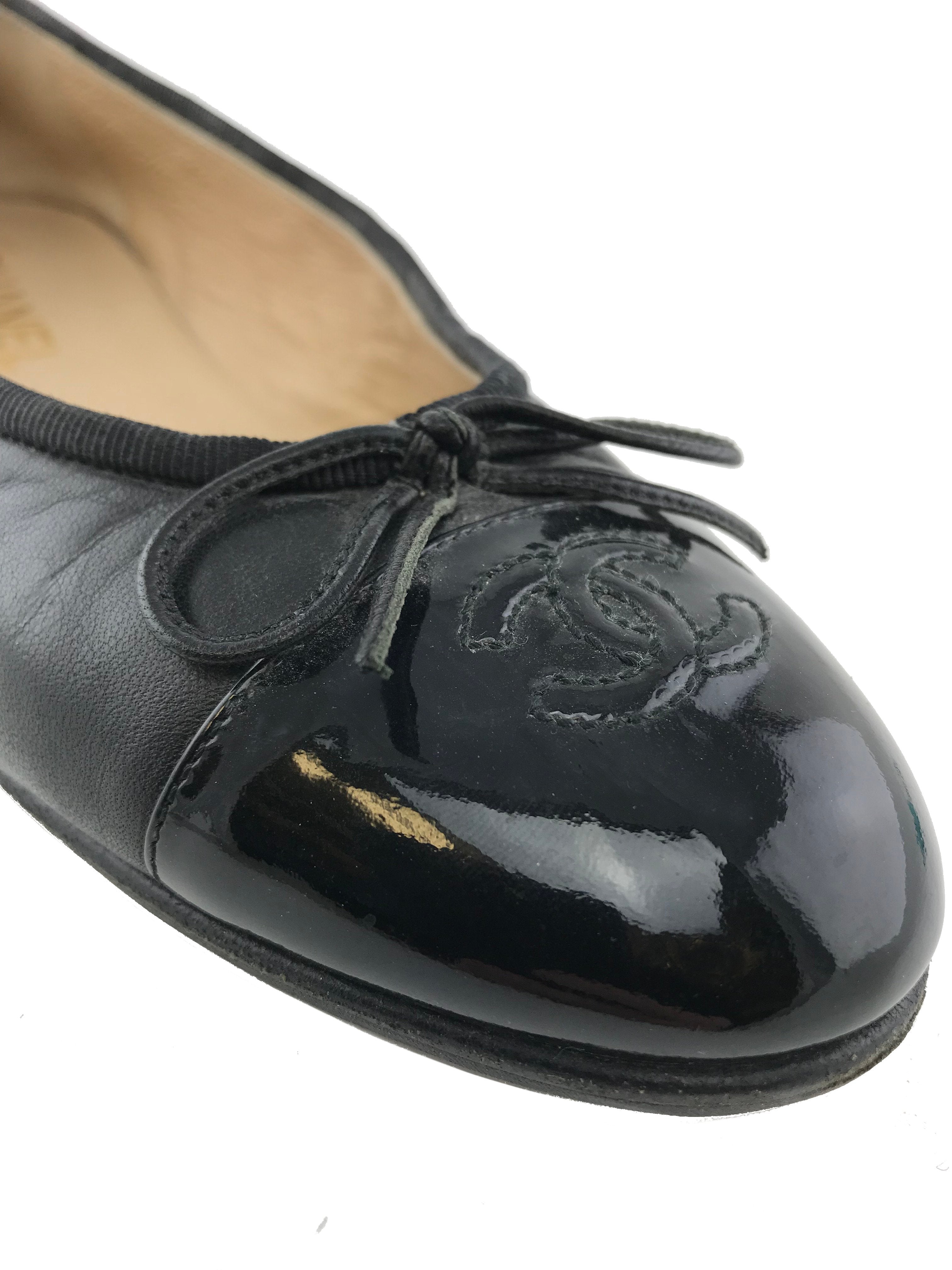 Chanel leather ballet flats size 7.5 with CC cap toe