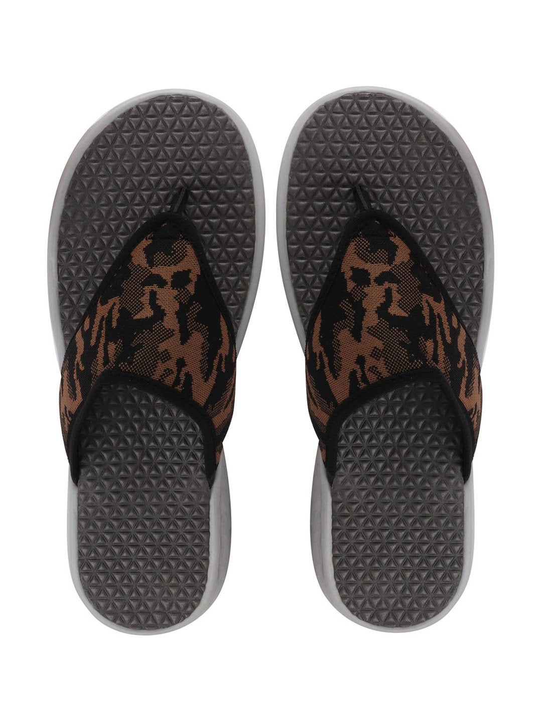 Men's printed slip-on flip-flops for casual use.