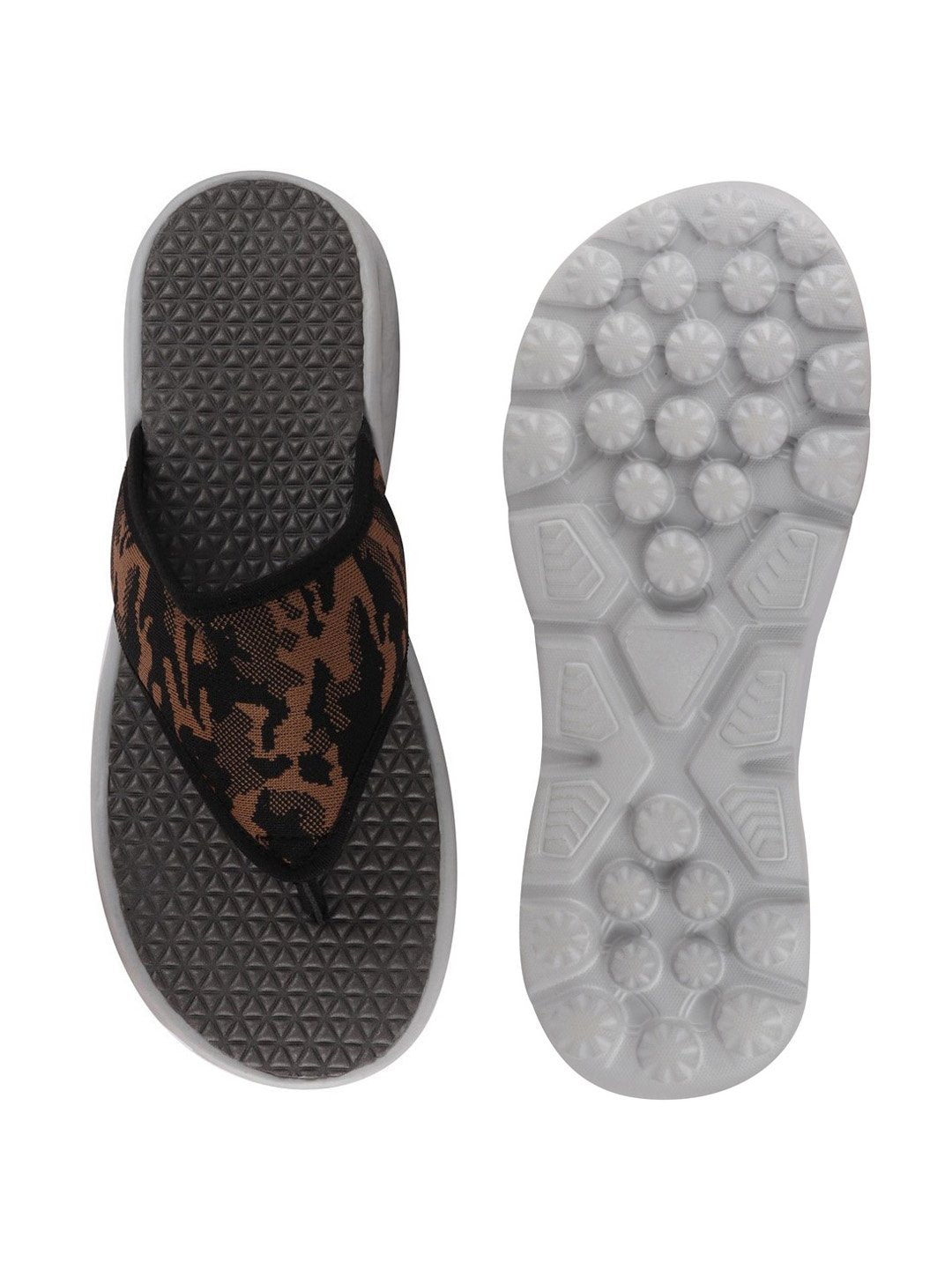 Men's printed slip-on flip-flops for casual use.