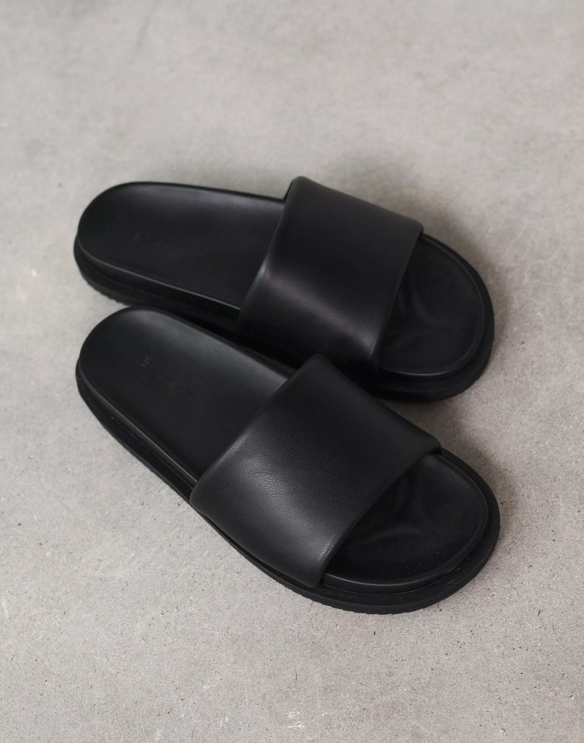 Tiago Slide Black Billini